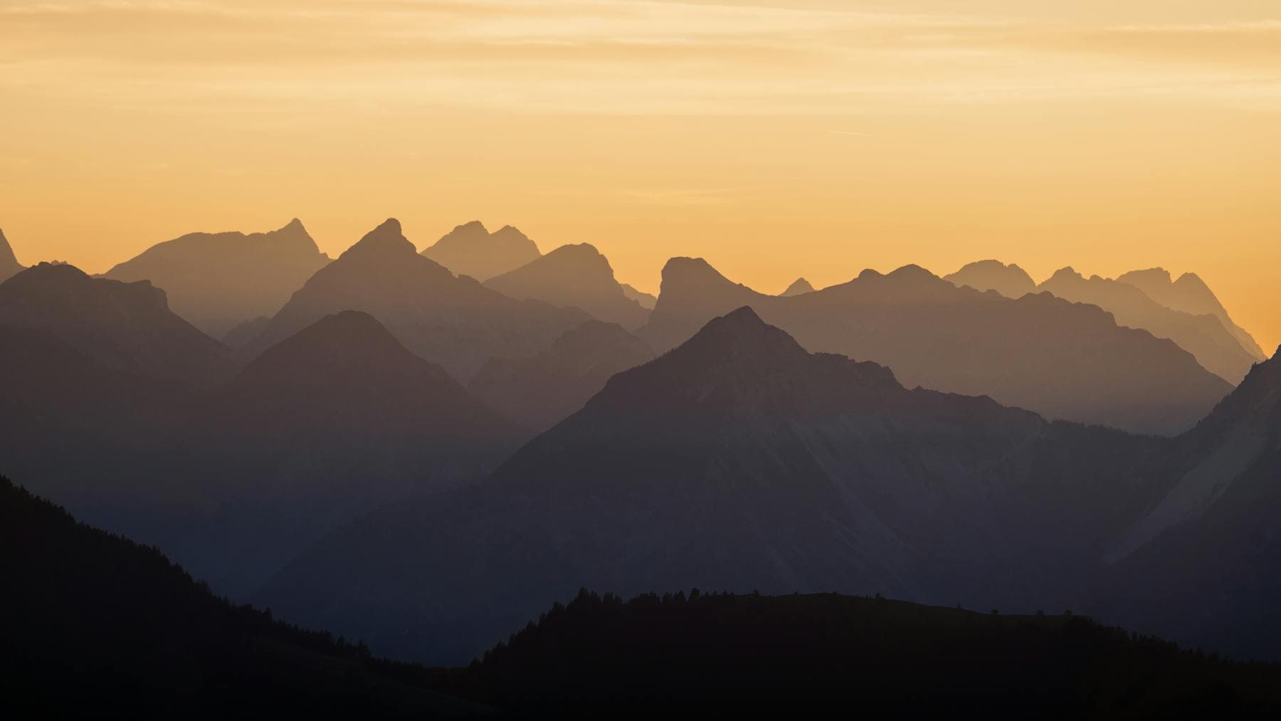 Paysage de montagnes argentique