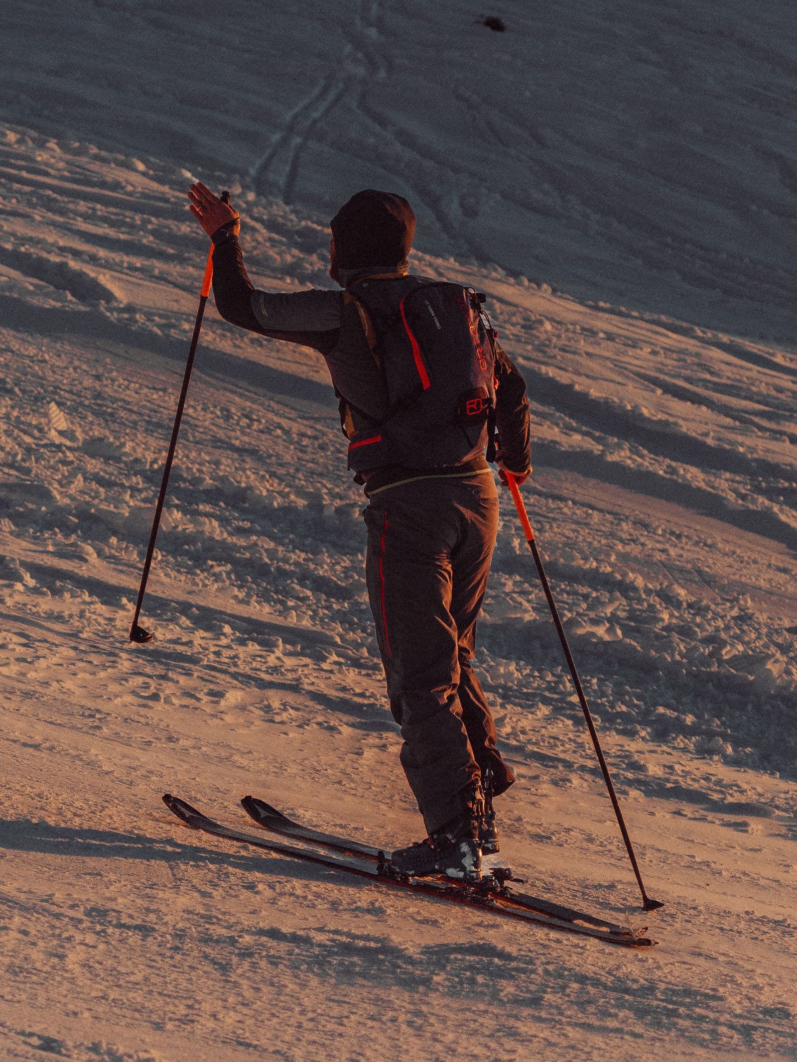 Backcountry ski au coucher du soleil