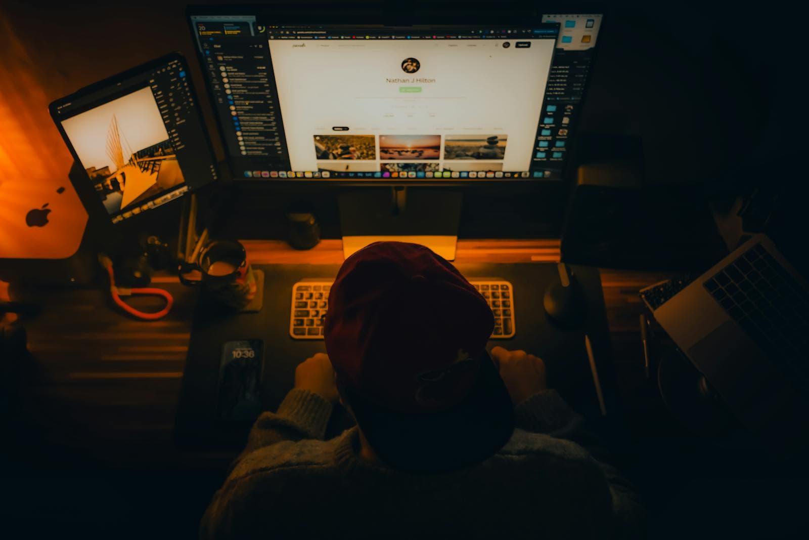 Photographe en post-production devant un écran