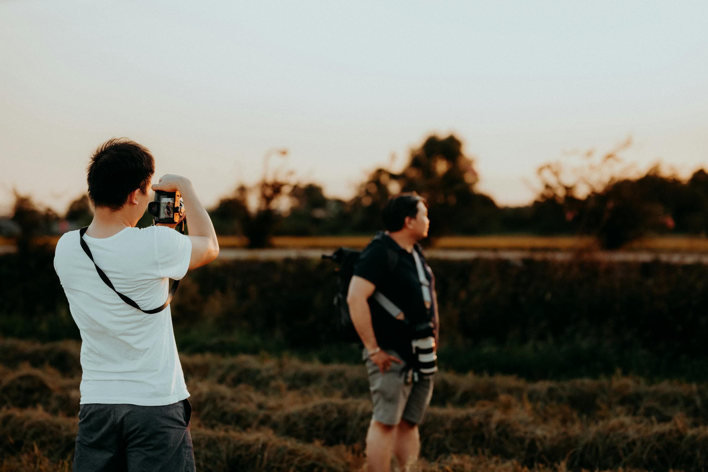 Photographe en bord de mer avec appareil photo