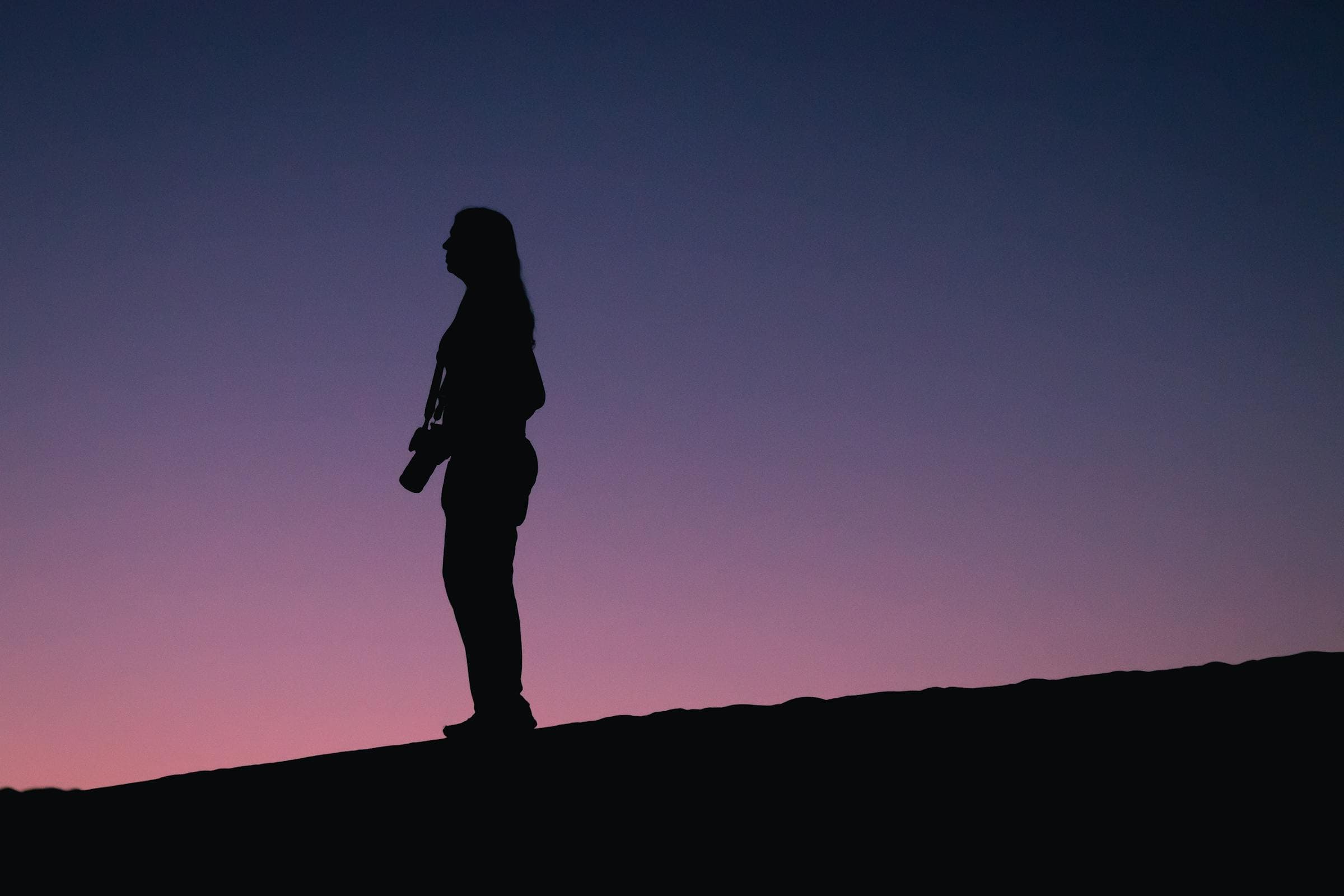 Photographe en chemin dans la montagne